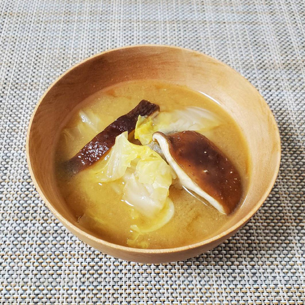 椎茸と白菜の旨味たっぷり味噌汁